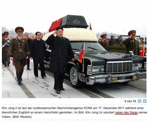 Kim Jong Un salutiert neben des Sargs_bearbeitet_yBl2G2Hp_f.jpg